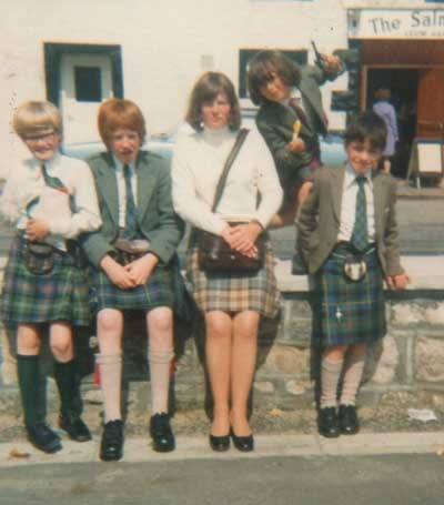 Joan Hutchison and Seordag Murray with children at the MOD in 1972.